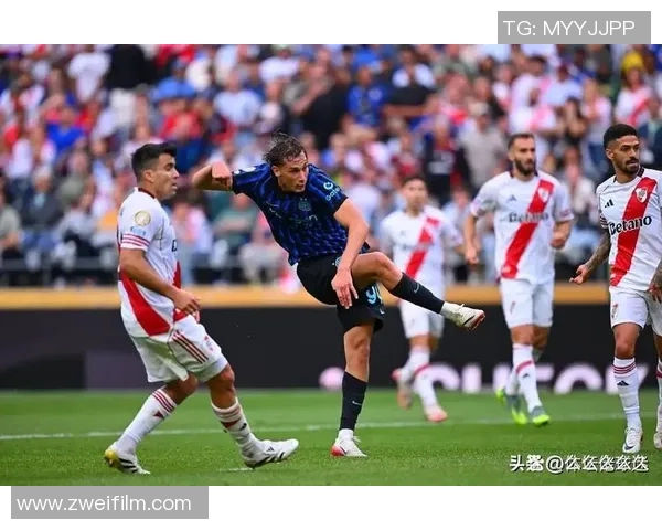 意大利足球天才锋线之星展现惊艳风采,引领全球球迷热潮 意大利足球天才锋线之星展现惊艳风采,引领全球球迷热潮