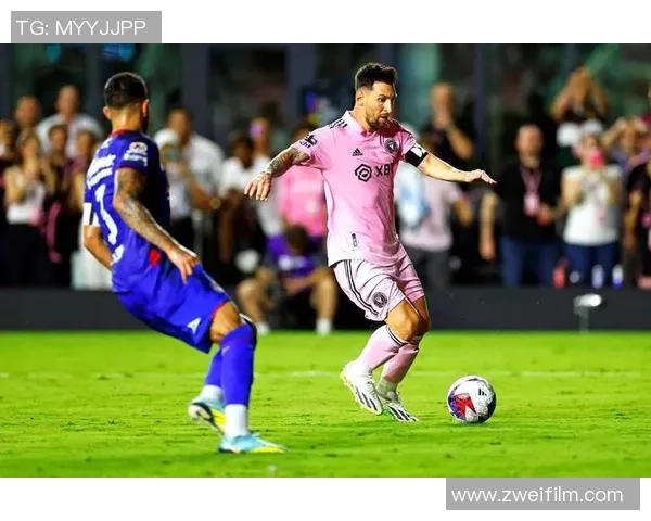 足球巨星同框合影 展现顶级球技与默契瞬间的精彩画面